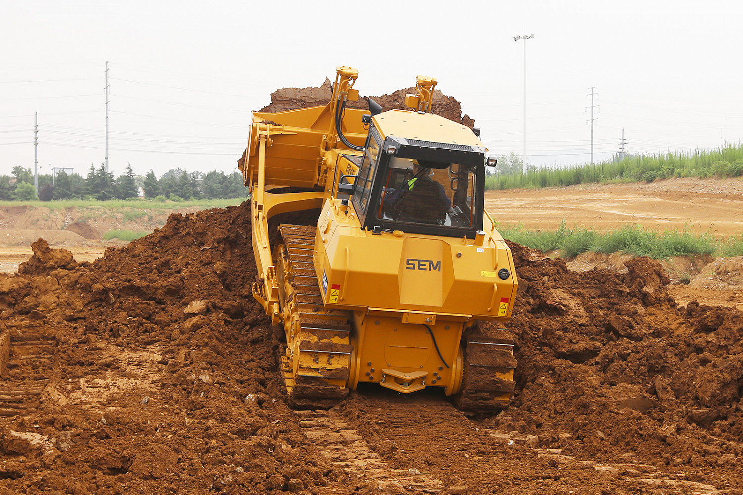 Бульдозер SEM 824F